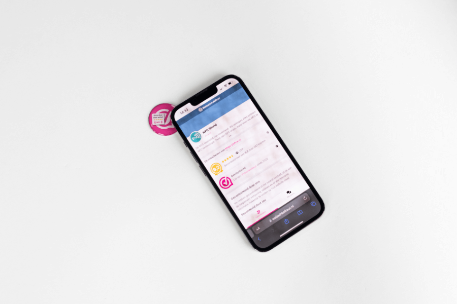 Стикер с рецензия от WebwinkelKeur с телефон