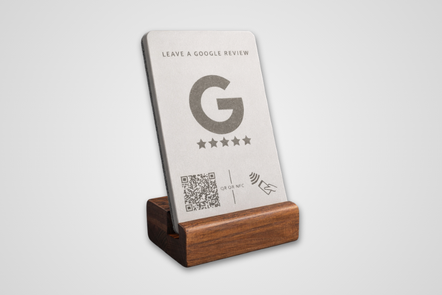 Google Review Display – бетон с дървена основа